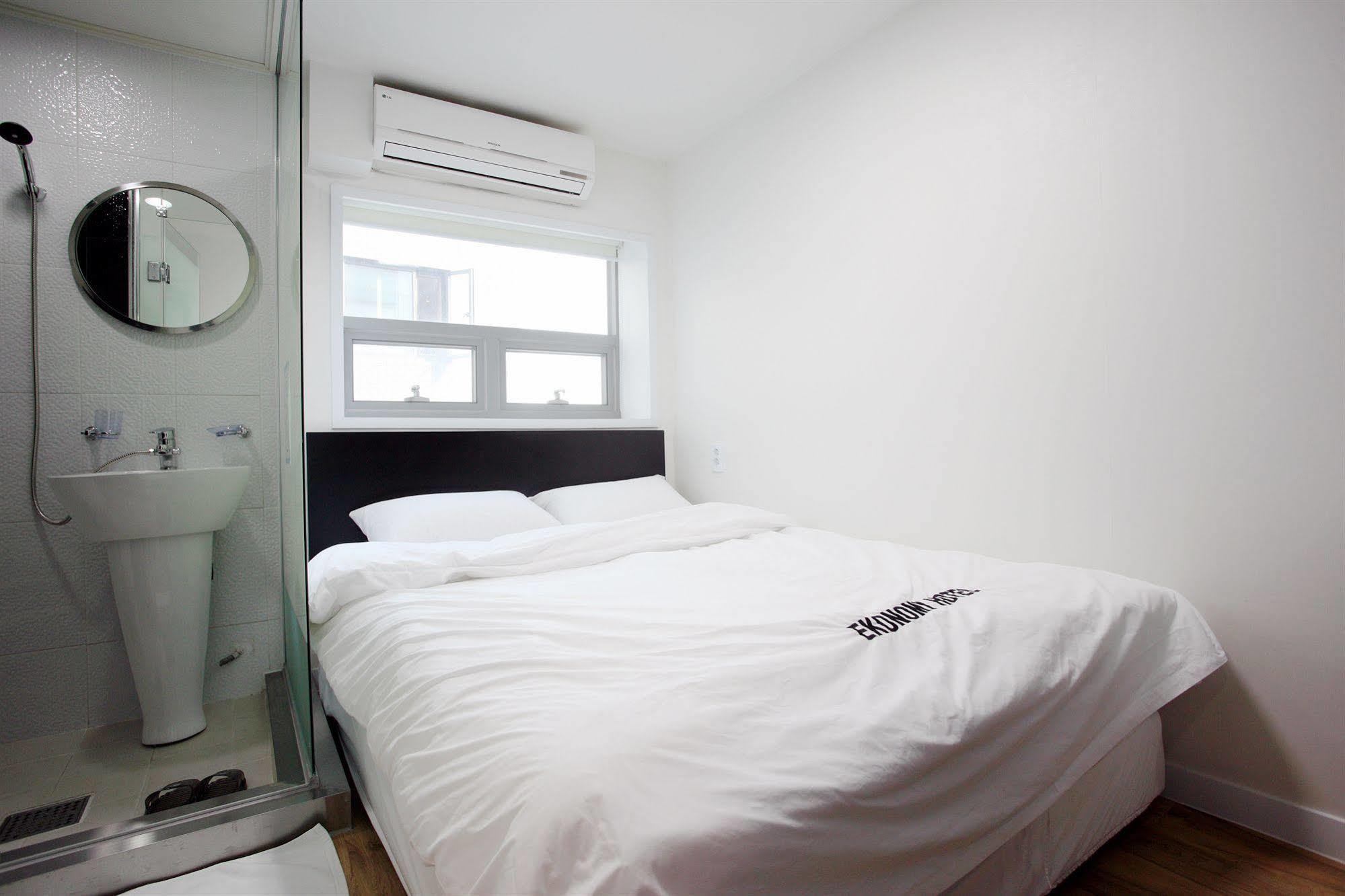 Ekonomy Hotel Myeongdong Central Szöul Kültér fotó